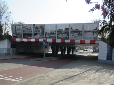 844025 Gezicht op het viaduct in de Waterlinieweg over de Prins Hendriklaan te Utrecht, met op het geluidsscherm oude ...
